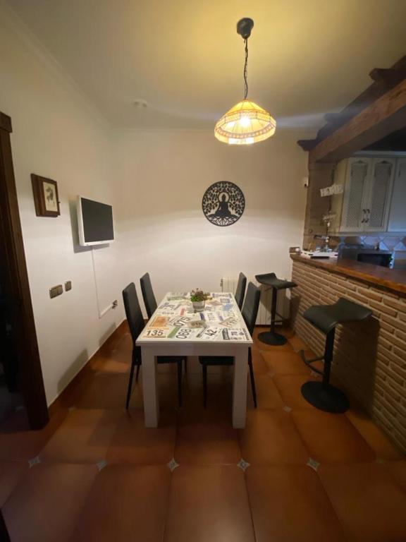 TV a/nebo společenská místnost v ubytování Casa Albarracín
