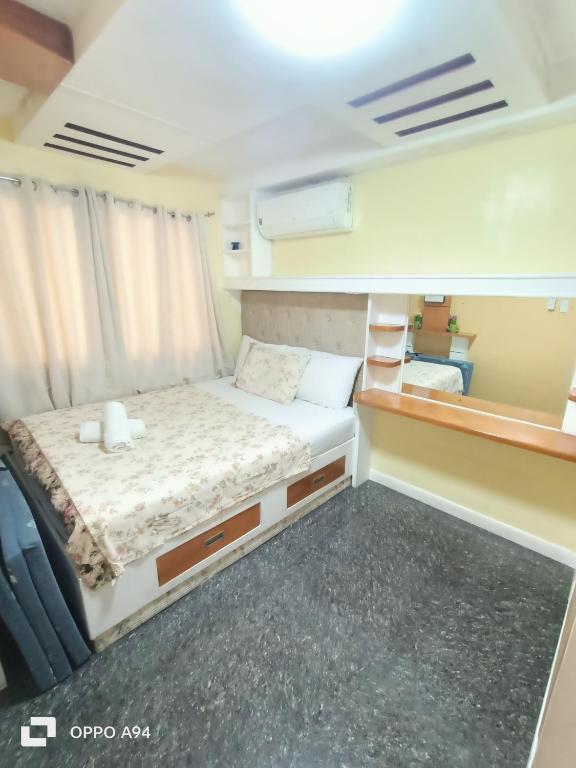Postel nebo postele na pokoji v ubytování One Oasis Davao Condo 2BR Behind SM Mall with WIFI & Pool