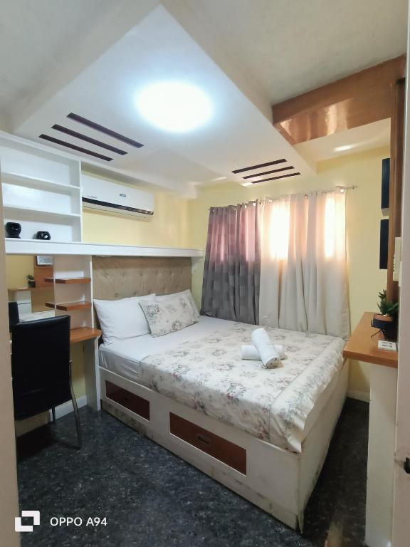 Postel nebo postele na pokoji v ubytování One Oasis Davao Condo 2BR Behind SM Mall with WIFI & Pool