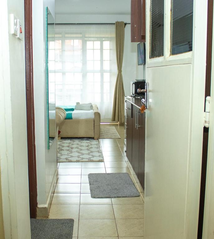 Kuchyň nebo kuchyňský kout v ubytování Belaire Airbnb Ruaka 2