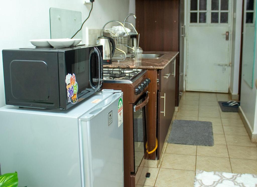 Kuchyň nebo kuchyňský kout v ubytování Belaire Airbnb Ruaka 2
