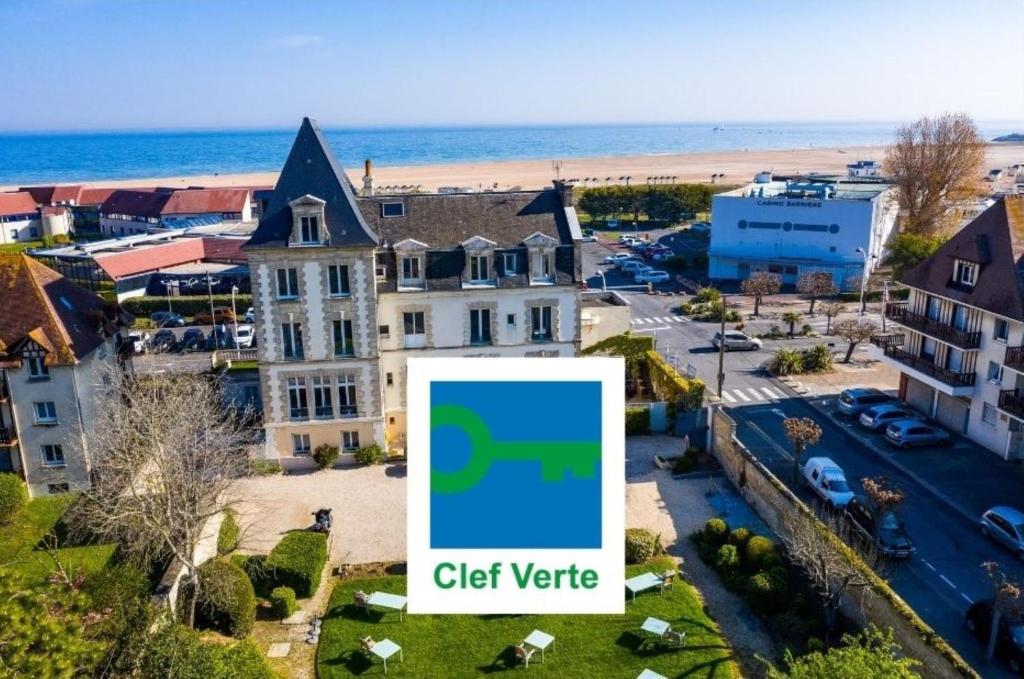 a picture of a city with a green screen at La Villa Andry in Ouistreham