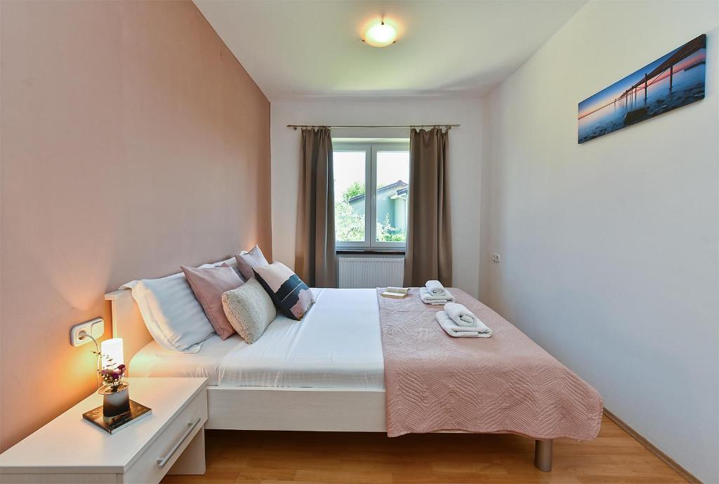 Postel nebo postele na pokoji v ubytování House 2019