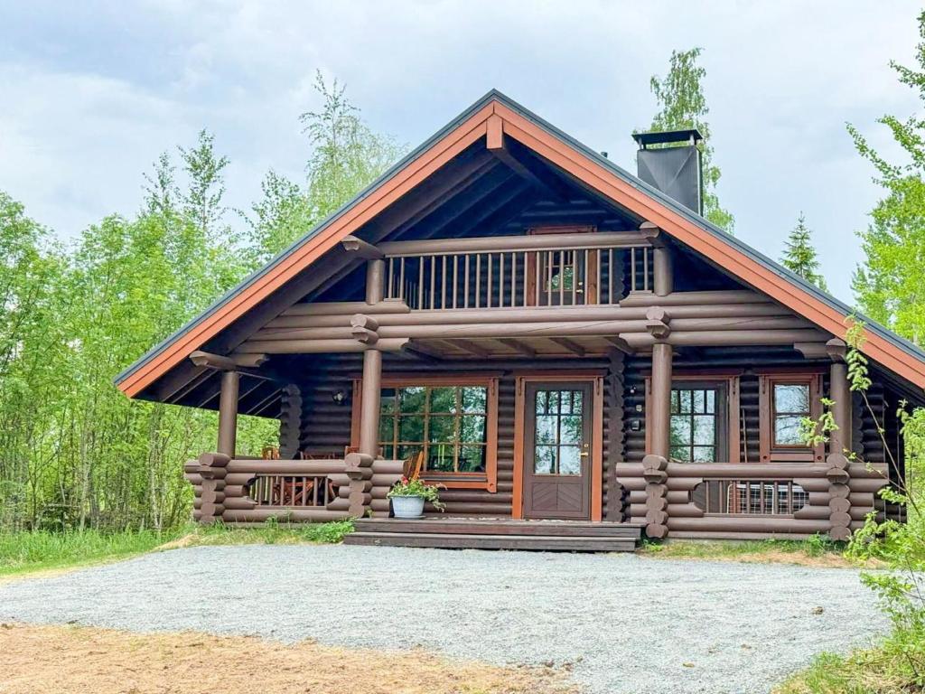 Blockhaus mit Veranda und Balkon in der Unterkunft Holiday Home Ranta-koivu by Interhome in Kinnula