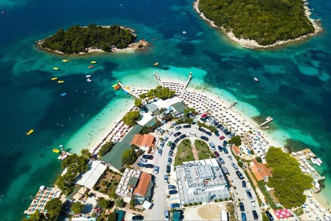 una vista aerea di un'isola nell'acqua di Guesthouse Noan&Yliona a Ksamil