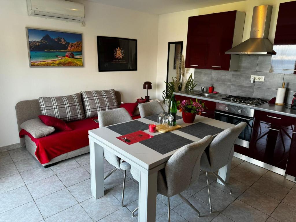 Kuchyň nebo kuchyňský kout v ubytování Perla Apartments Opatija - apartments with sea view
