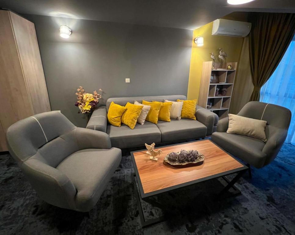 a living room with a couch and two chairs and a table at Pino - Villa, Casa, Cucina е Terrazza in Albena