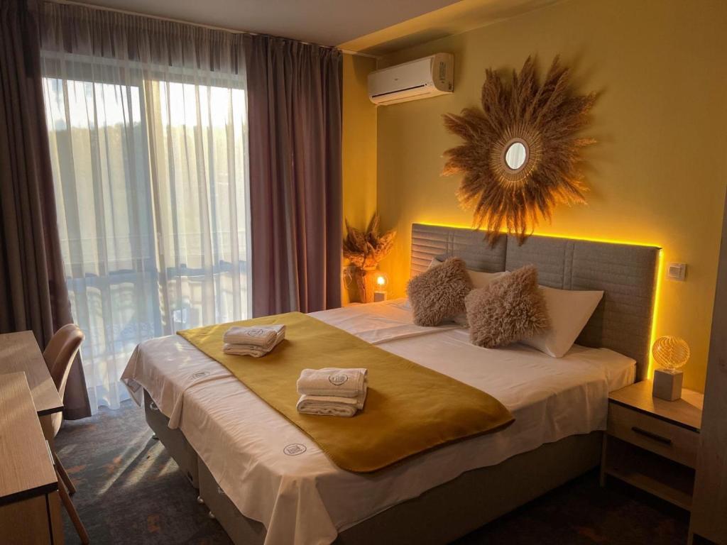 a bedroom with a large bed with towels on it at Pino - Villa, Casa, Cucina е Terrazza in Albena
