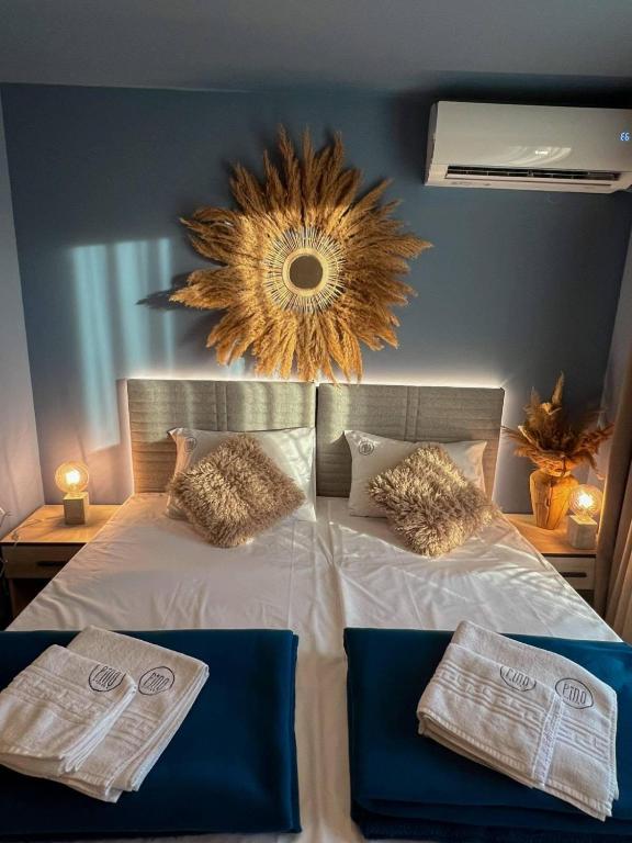 a bedroom with two beds and a mirror on the wall at Pino - Villa, Casa, Cucina е Terrazza in Albena