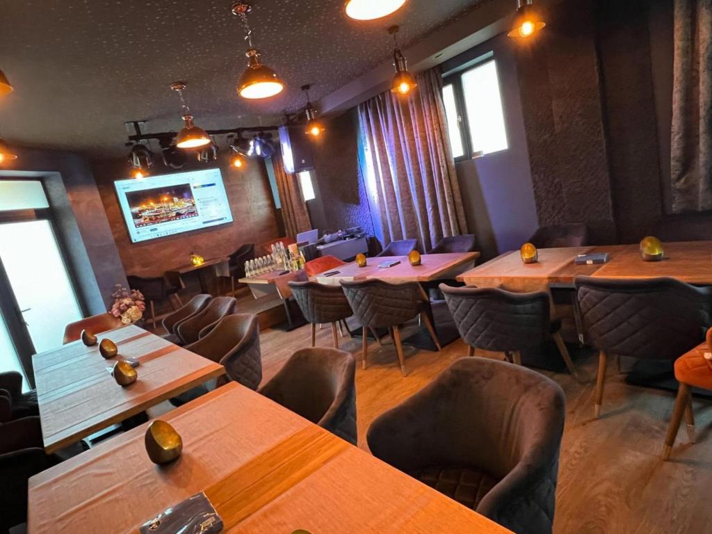 a dining room with wooden tables and chairs at Pino - Villa, Casa, Cucina е Terrazza in Albena
