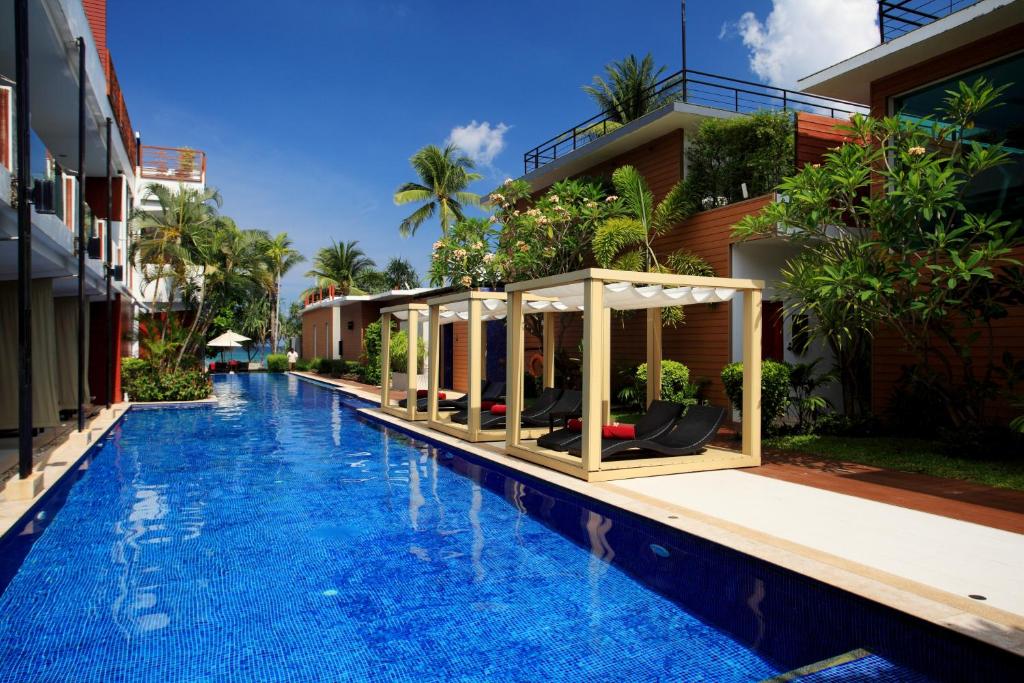 Bazén v ubytování La Flora Resort Patong nebo v jeho okolí