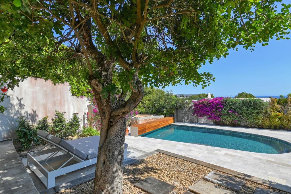 Bazén v ubytovaní Bonita stay B Light Piscina climatizada bbq wifi alebo v jeho blízkosti