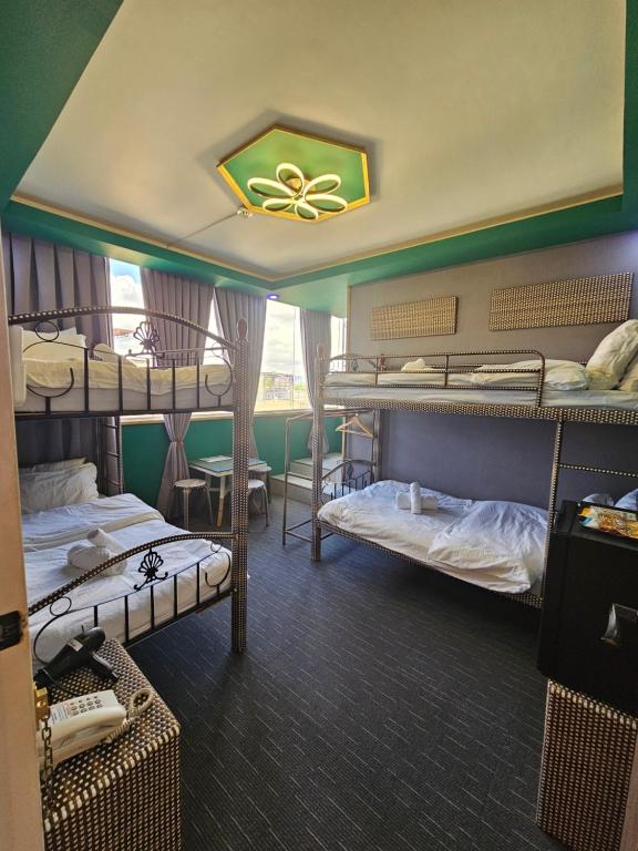 Letto o letti in una camera di Attic Capsule Hotel