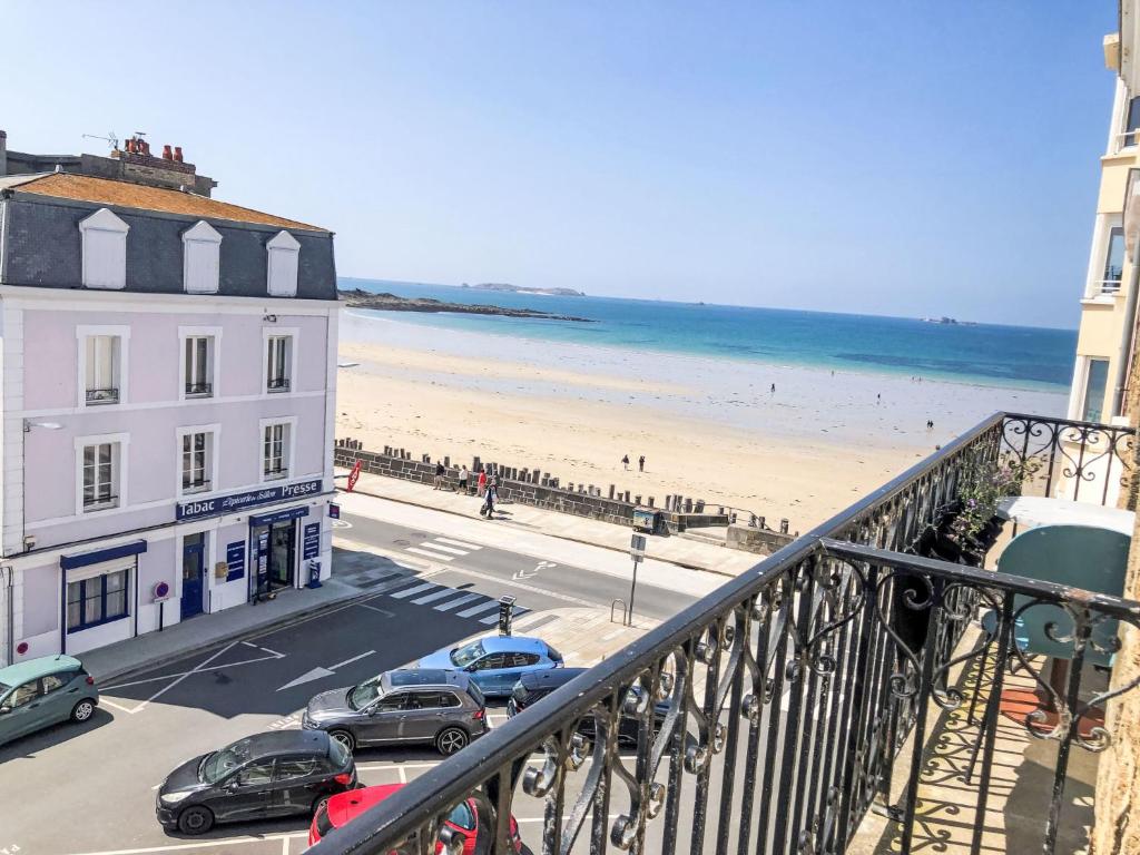- une vue sur une plage avec des voitures garées dans la rue dans l'établissement Apartment La Fontaine by Interhome, à Saint-Malo