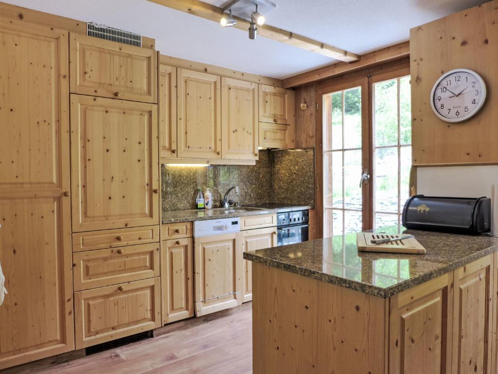 Kuchyň nebo kuchyňský kout v ubytování Apartment Chalet Kibou by Interhome