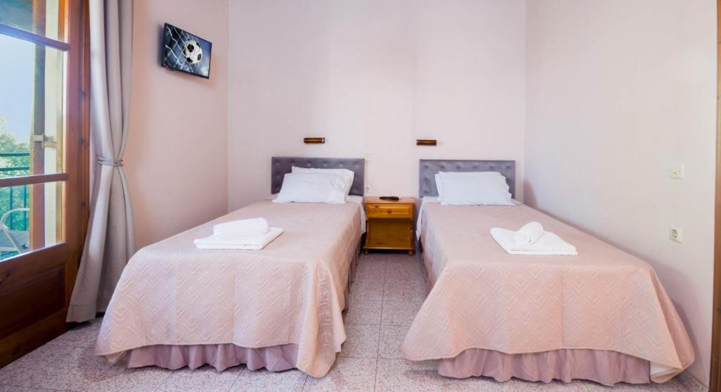 Postel nebo postele na pokoji v ubytování Chrysanthy Apartments