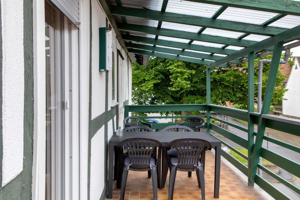 a patio with a table and chairs on a balcony at Heikes Ferienwohnung in Schauenburg