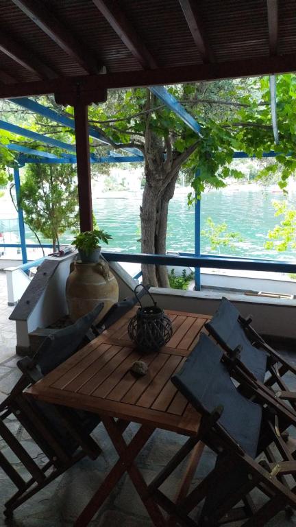 Balkón nebo terasa v ubytování Amfithea Seaview apartment