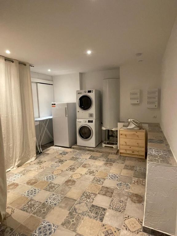 - une cuisine avec lave-linge et sèche-linge dans la chambre dans l'établissement Appartement standing proche plage, à Fitou