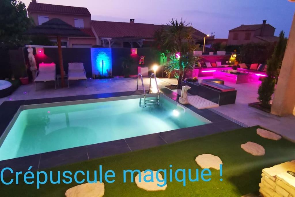 une piscine dans un jardin la nuit dans l'établissement A nice villa with pool and spa, cool garden!, à Laroque-des-Albères