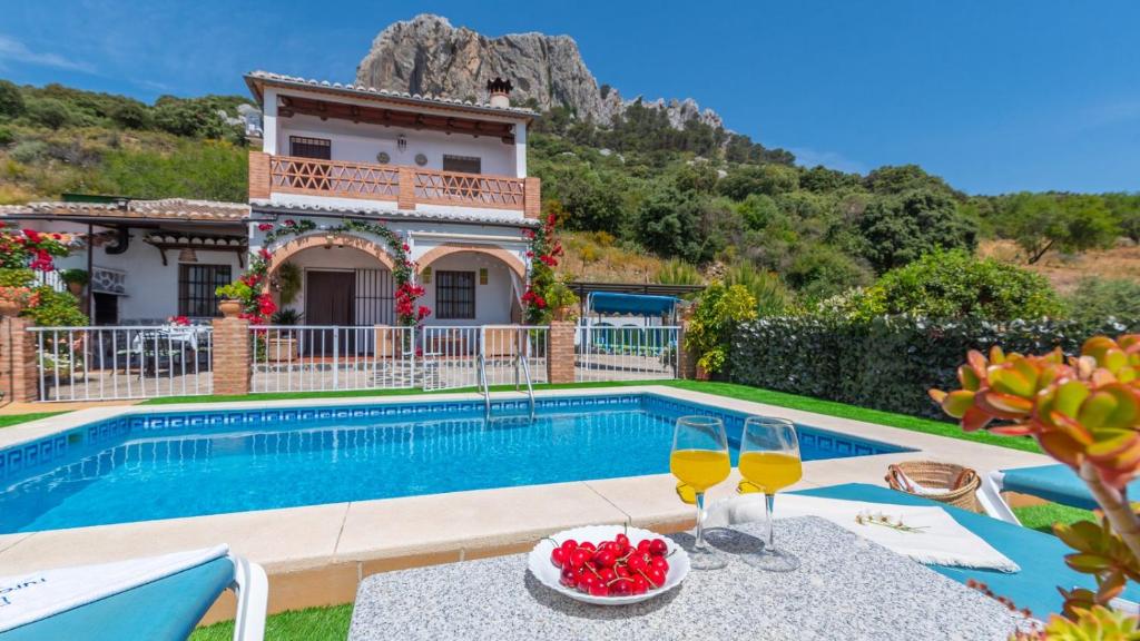 une villa avec piscine et une maison dans l'établissement Casa El Carril Benalauria by Ruralidays, à Benalauría