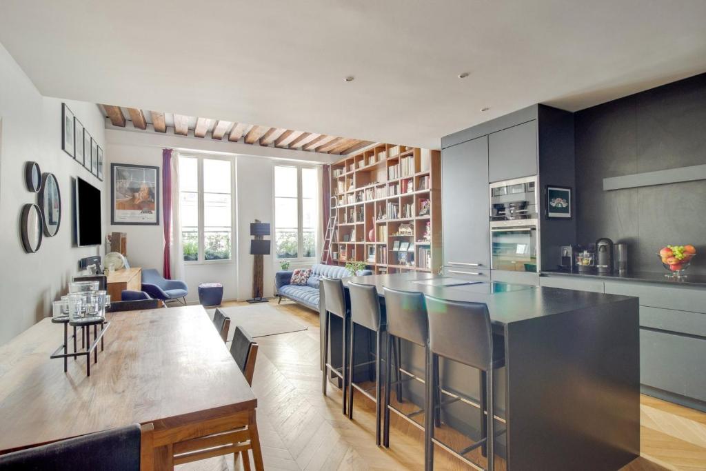 - une cuisine avec une grande île dans le salon dans l'établissement GuestReady - Lovely family retreat near The Louvre, à Paris