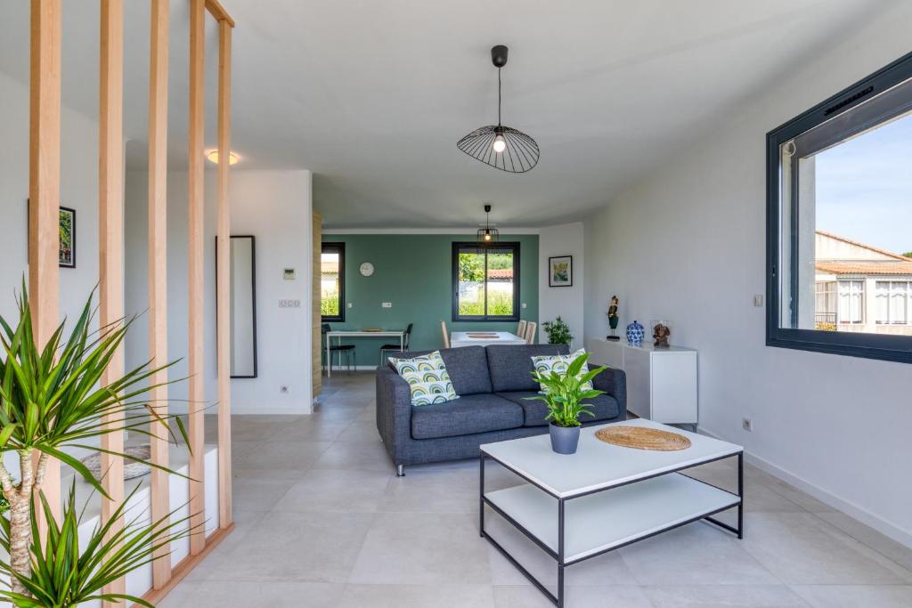 un salon avec un canapé et une table dans l'établissement Villa Maryet, à Sommières