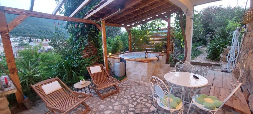 Balkón nebo terasa v ubytování Taverna -Sunce- with jacuzzi