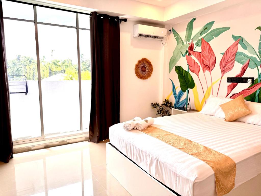 Postel nebo postele na pokoji v ubytování Sands Garden Hotel