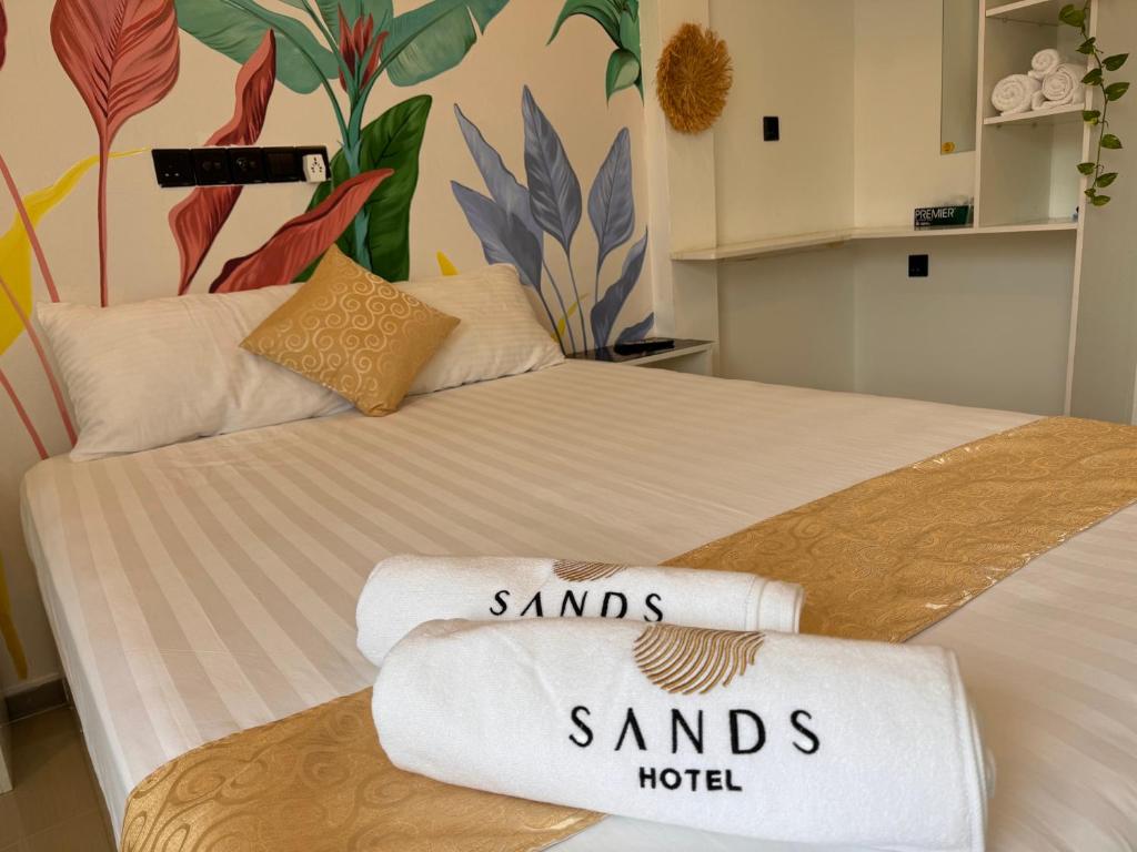 Postel nebo postele na pokoji v ubytování Sands Garden Hotel
