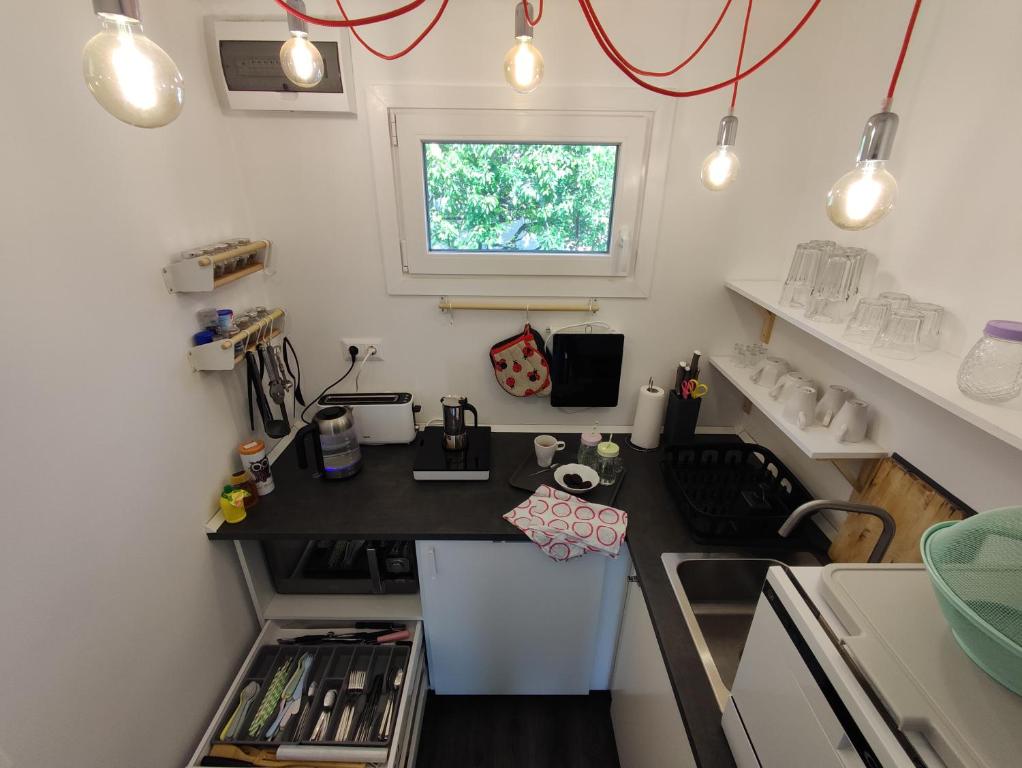 Kuchyň nebo kuchyňský kout v ubytování Levélke Mini Apartman