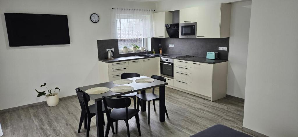 Kuchyň nebo kuchyňský kout v ubytování apartmány Miška Mirkovice