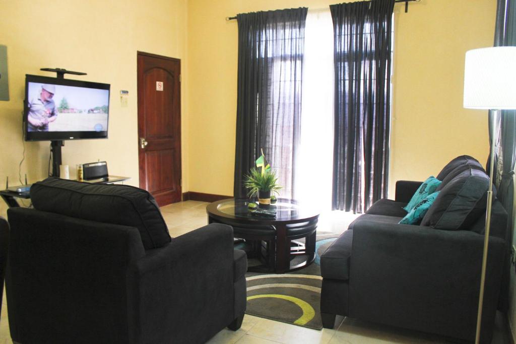 TV a/nebo společenská místnost v ubytování Eclipse Suite Guest Apartment