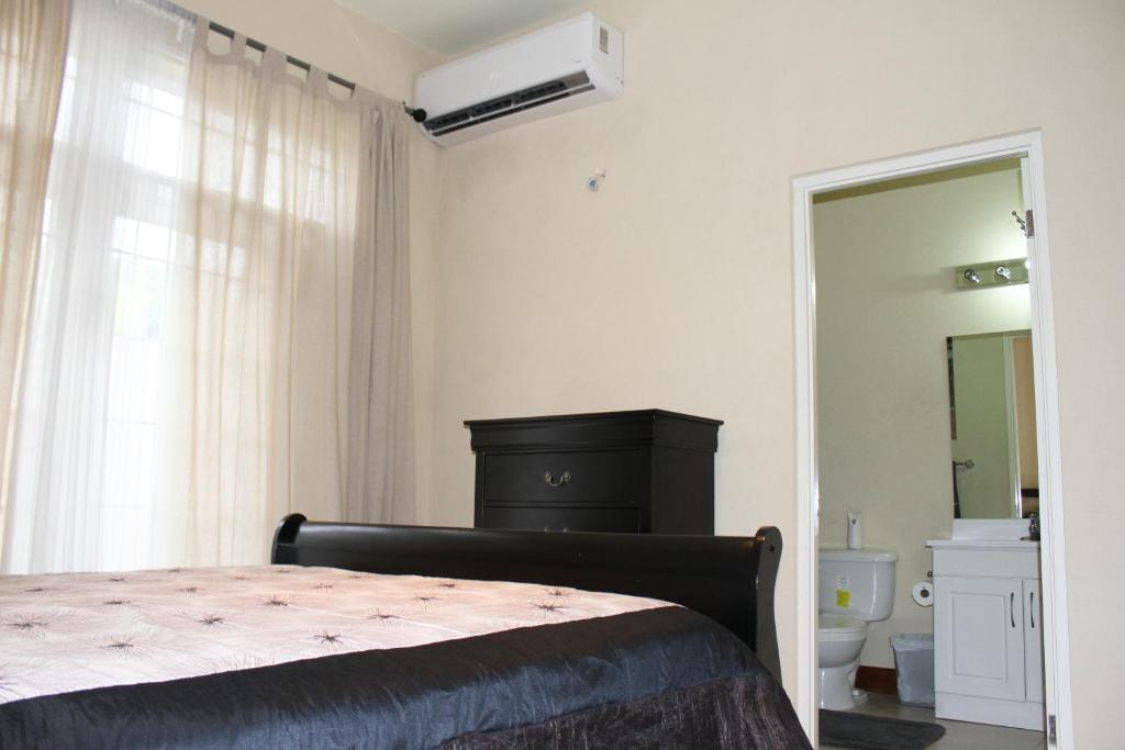 Postel nebo postele na pokoji v ubytování Eclipse Suite Guest Apartment