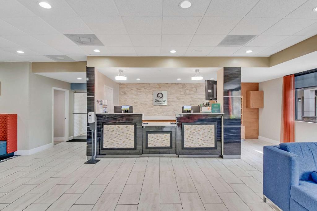 a lobby of a hospital with a waiting room at Quality Inn in Dalton