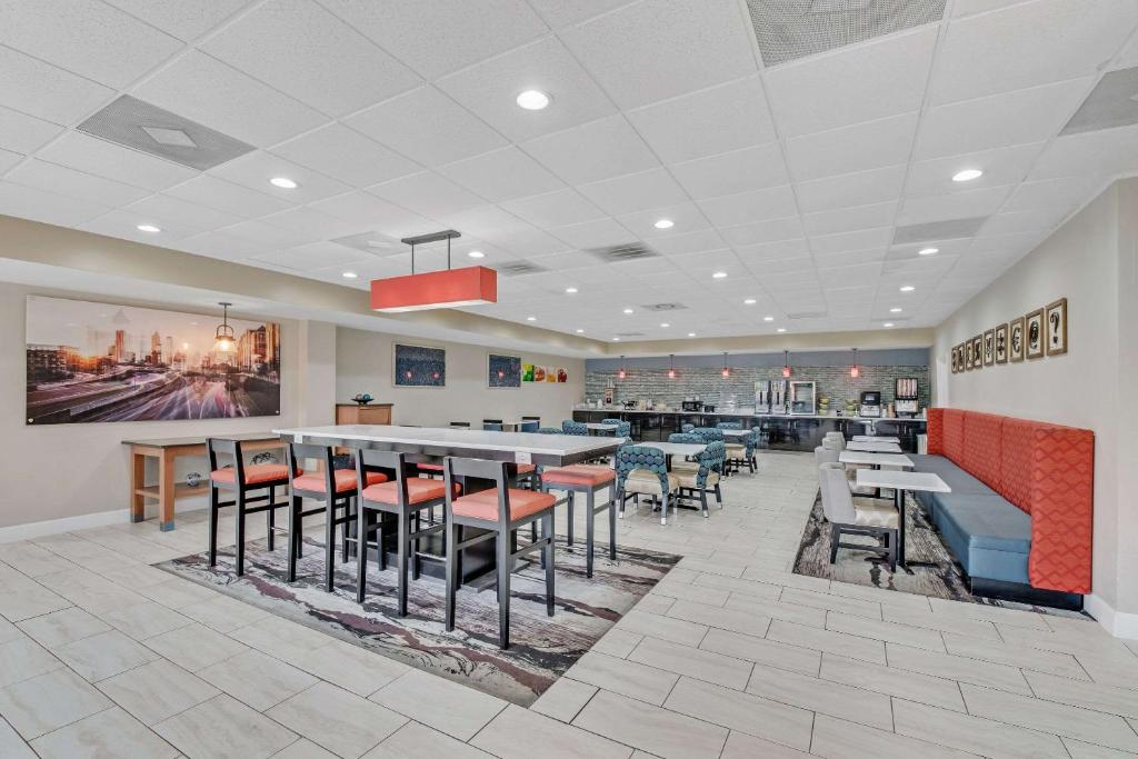 a dining area with tables and chairs in a restaurant at Quality Inn in Dalton