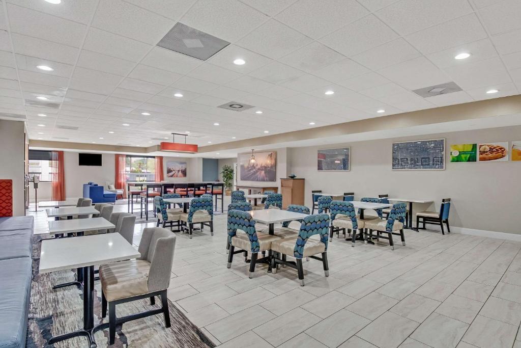a dining room with tables and chairs in a restaurant at Quality Inn in Dalton