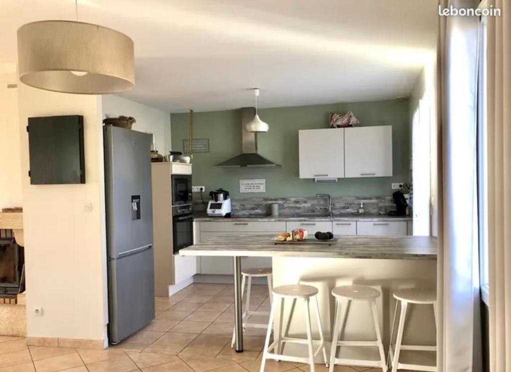 - une cuisine avec une grande île dans l'établissement Jolie maison à 20 min du circuit des 24h, à Soulitré