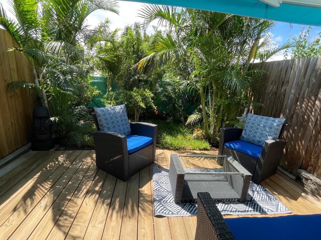 Zahrada ubytování Duplex TIFANJAN avec jardin fleuri près de la mer