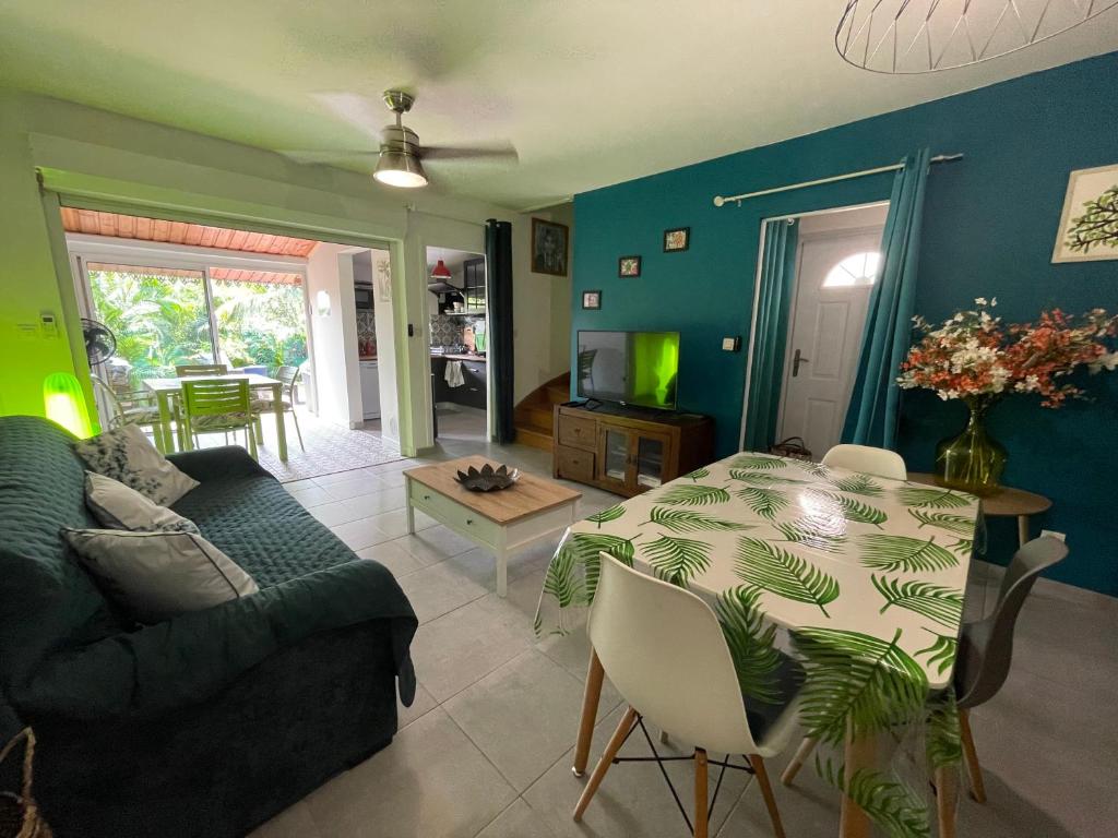 Posezení v ubytování Duplex TIFANJAN avec jardin fleuri près de la mer