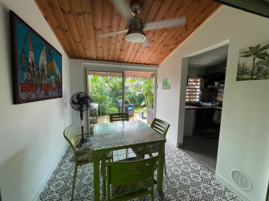 Fotografie z fotogalerie ubytování Duplex TIFANJAN avec jardin fleuri près de la mer v destinaci Saint-Paul
