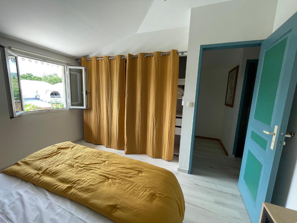 Postel nebo postele na pokoji v ubytování Duplex TIFANJAN avec jardin fleuri près de la mer
