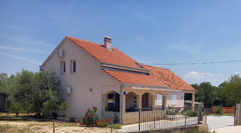 Budova, v ktorej sa dovolenkový dom nachádza