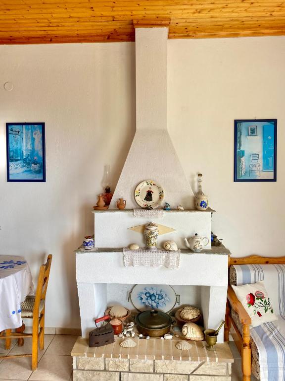 a kitchen with a stove in a room at Betsanis Stafylos Apartments in Stafylos