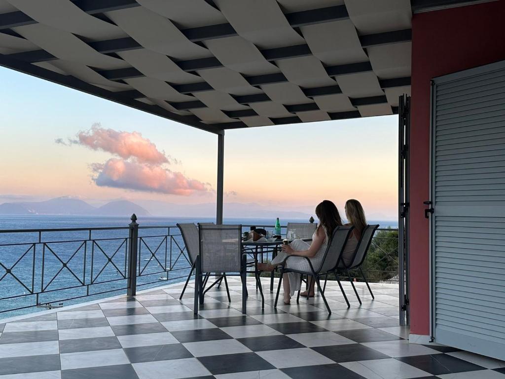 zwei Frauen auf einem Balkon mit Meerblick in der Unterkunft Christie's Panorama in Póndi