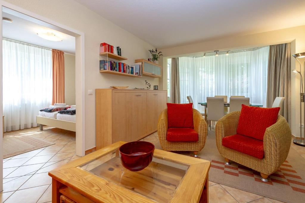 ラウターバッハにあるVilla Vilmblick - Wohnung 09 mit Balkonの椅子2脚とテーブルのあるリビングルーム