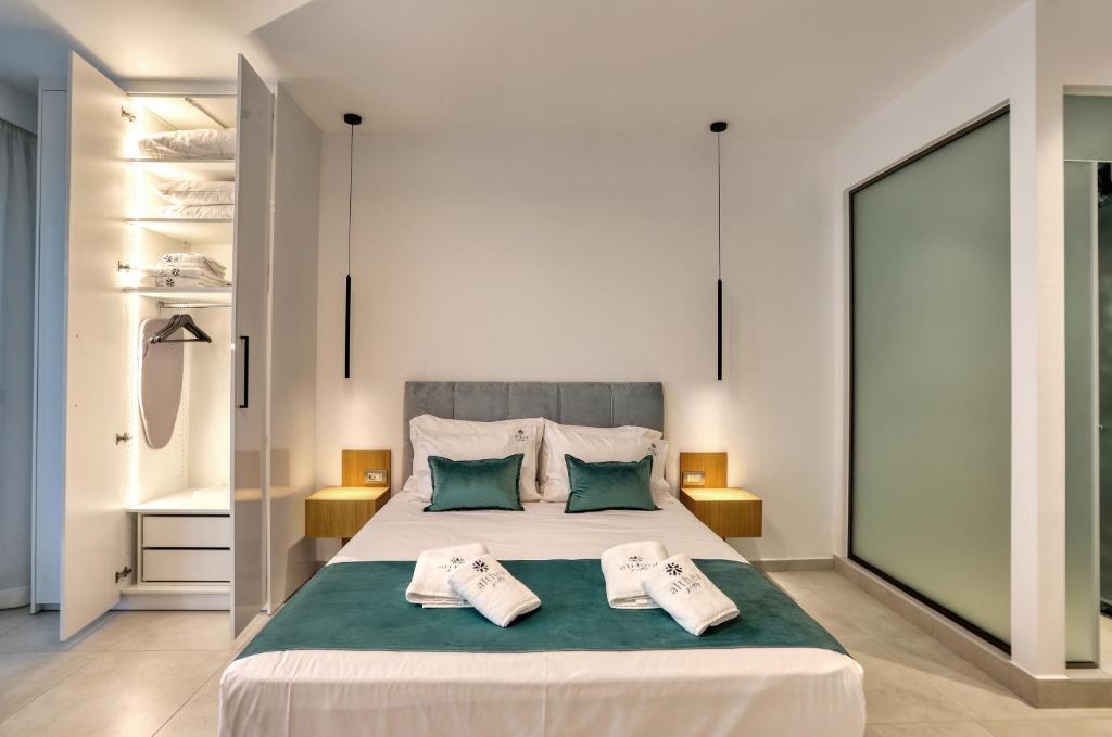 Postel nebo postele na pokoji v ubytování Althea Suites
