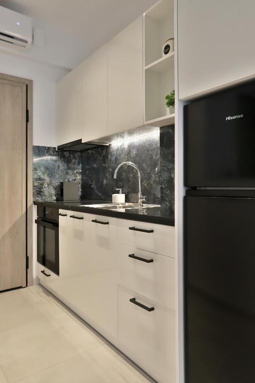 Kuchyň nebo kuchyňský kout v ubytování Althea Suites