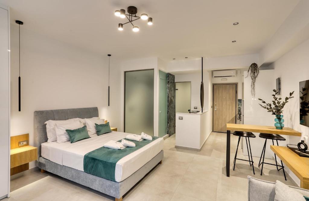 Postel nebo postele na pokoji v ubytování Althea Suites