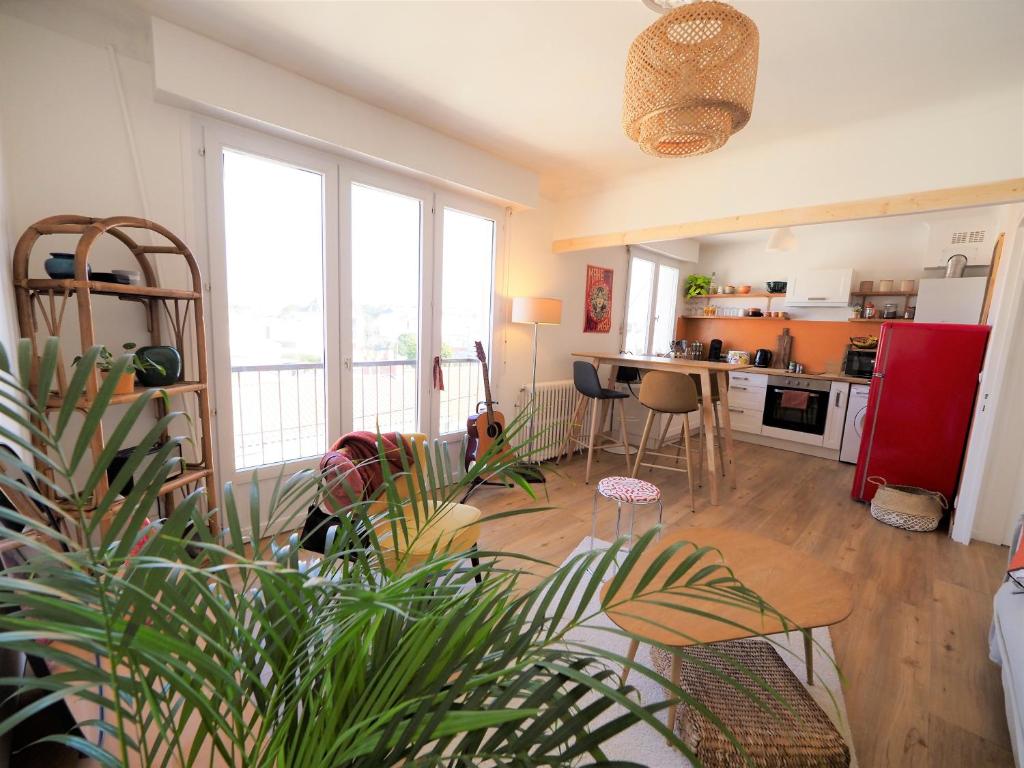 une pièce avec une cuisine et un salon dans l'établissement A l'Orée des Sables, à La Rudelière